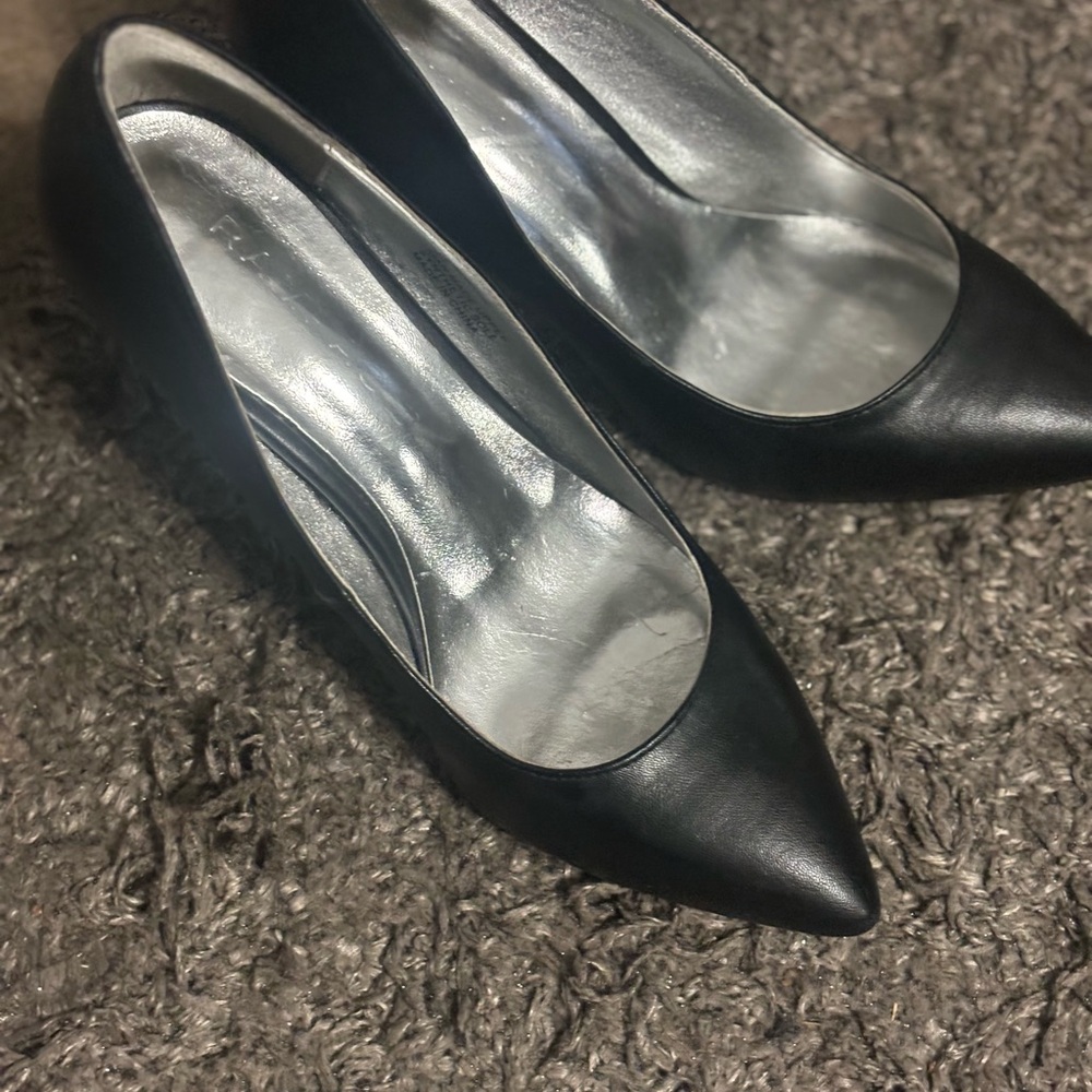 Basic black shoe with heel